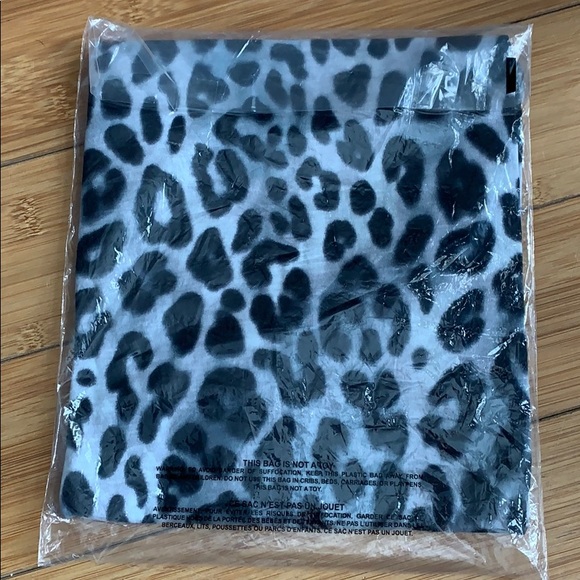 🆕 PINK v-neck T-shirt - XS - Picture 2 of 2